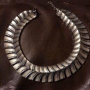 LISNER Vintage Silvertone Chevron Choker Necklace - length 12-16”